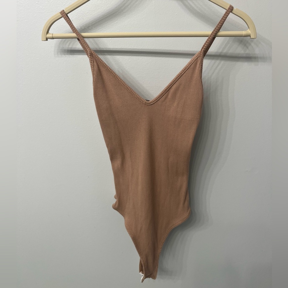 Lulu’s Ribbed V-neck Tan Bodysuit